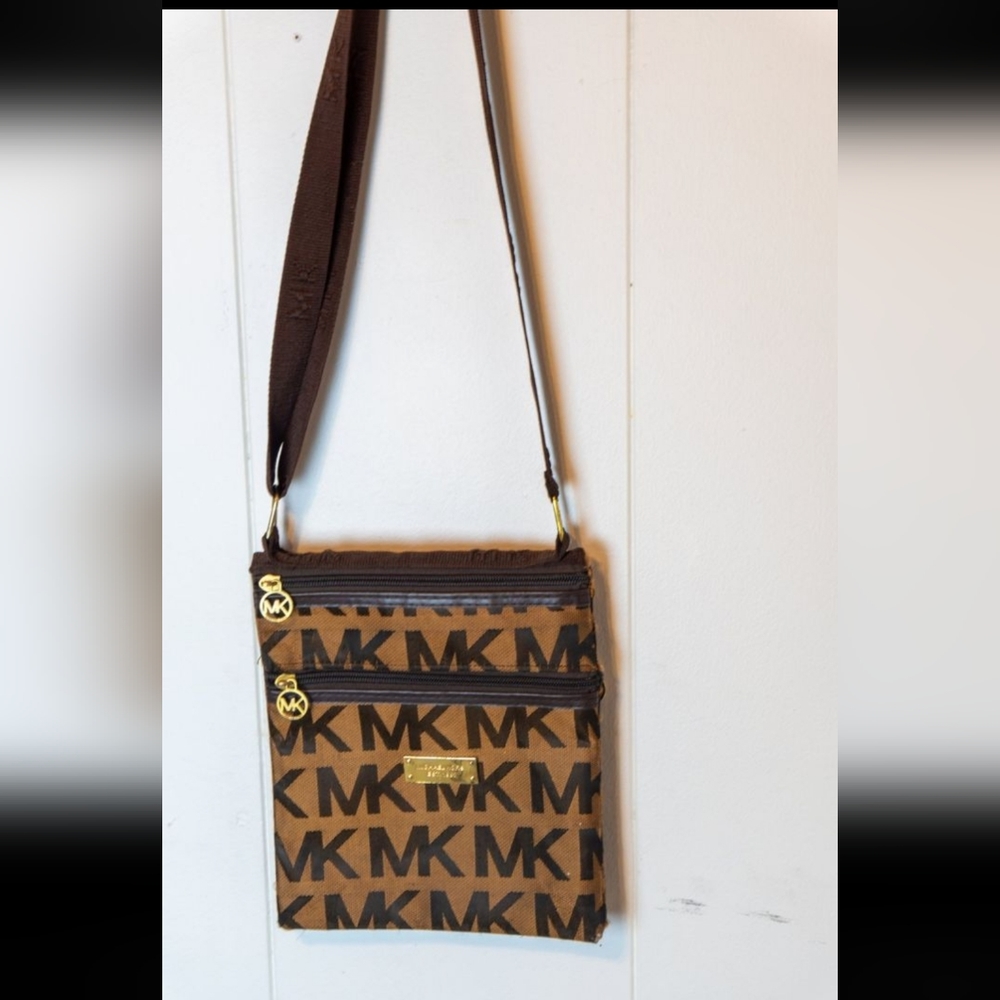 Micheal kors purse - Picture 1 of 3
